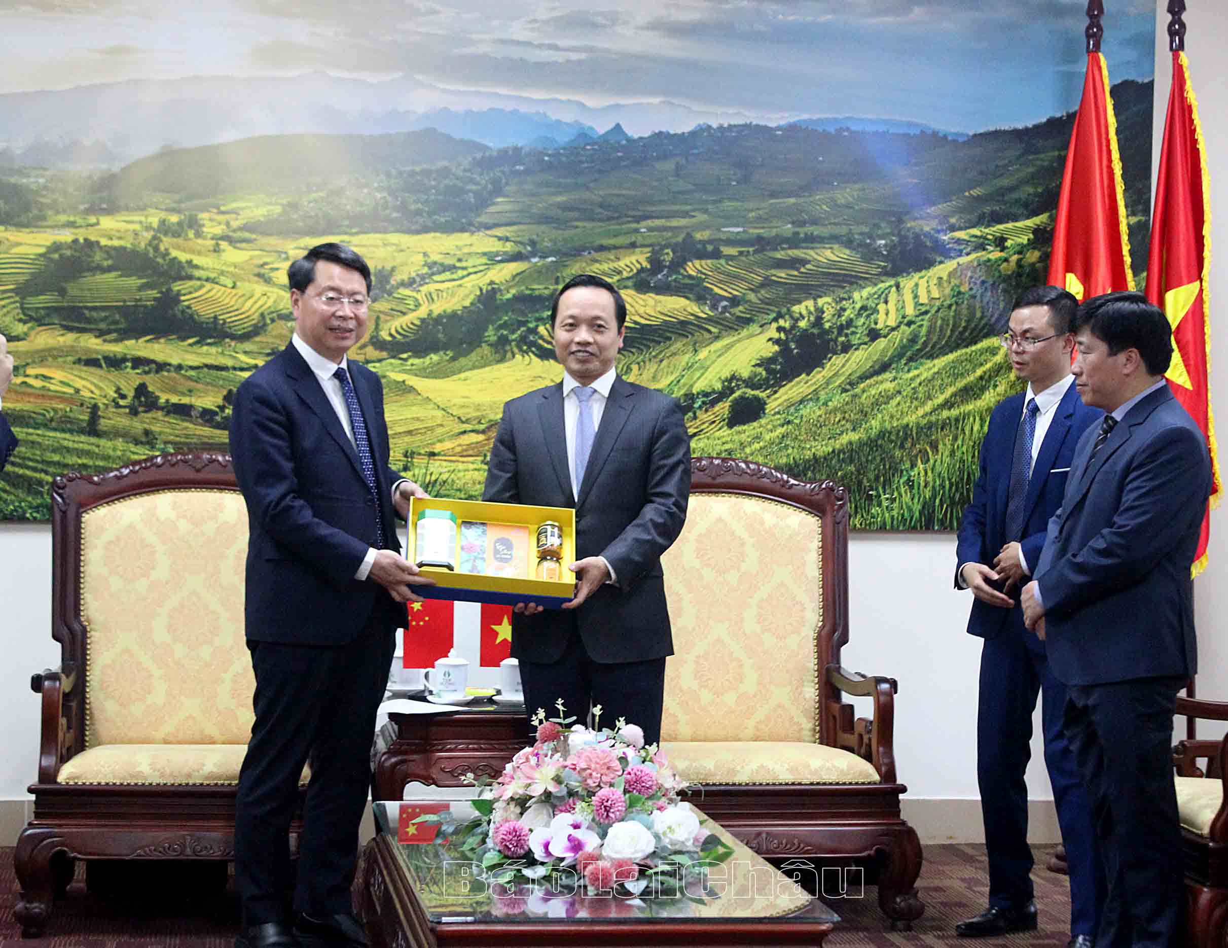 Đồng chí Trần Tiến Dũng, Phó Bí thư Tỉnh ủy, Chủ tịch UBND tỉnh tặng quà đồng chí Triệu Thụy Quân - Bí thư Châu ủy Châu Hồng Hà.